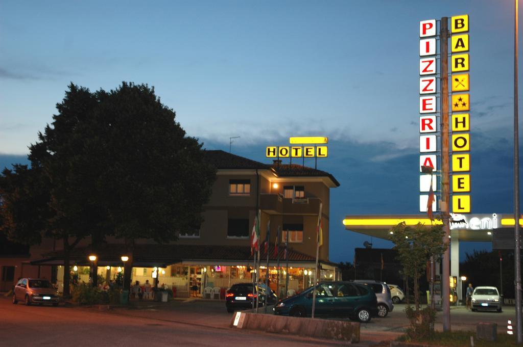 Hotel Da Angela Sedegliano Exteriör bild